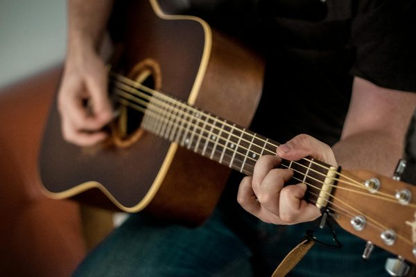 Comment apprendre à chanter sans mettre les mains ?